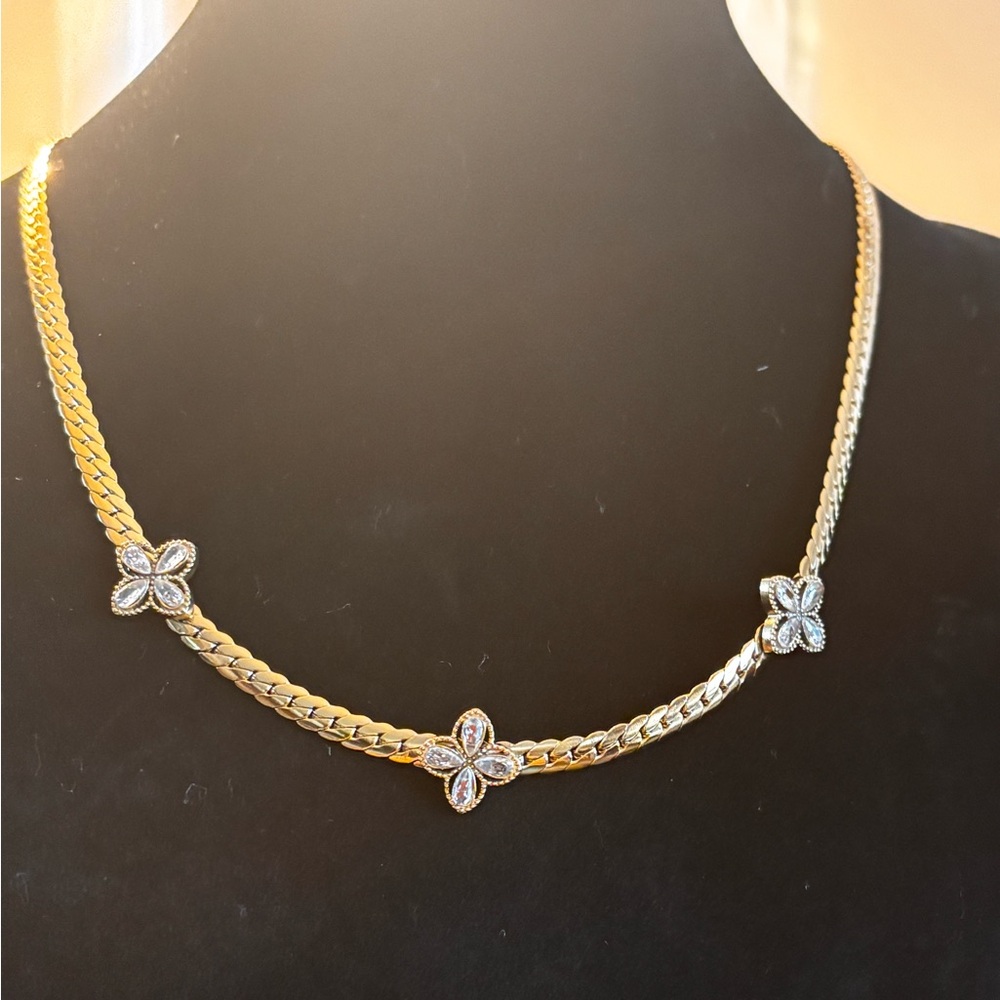 Elegant Gold Flower Necklace